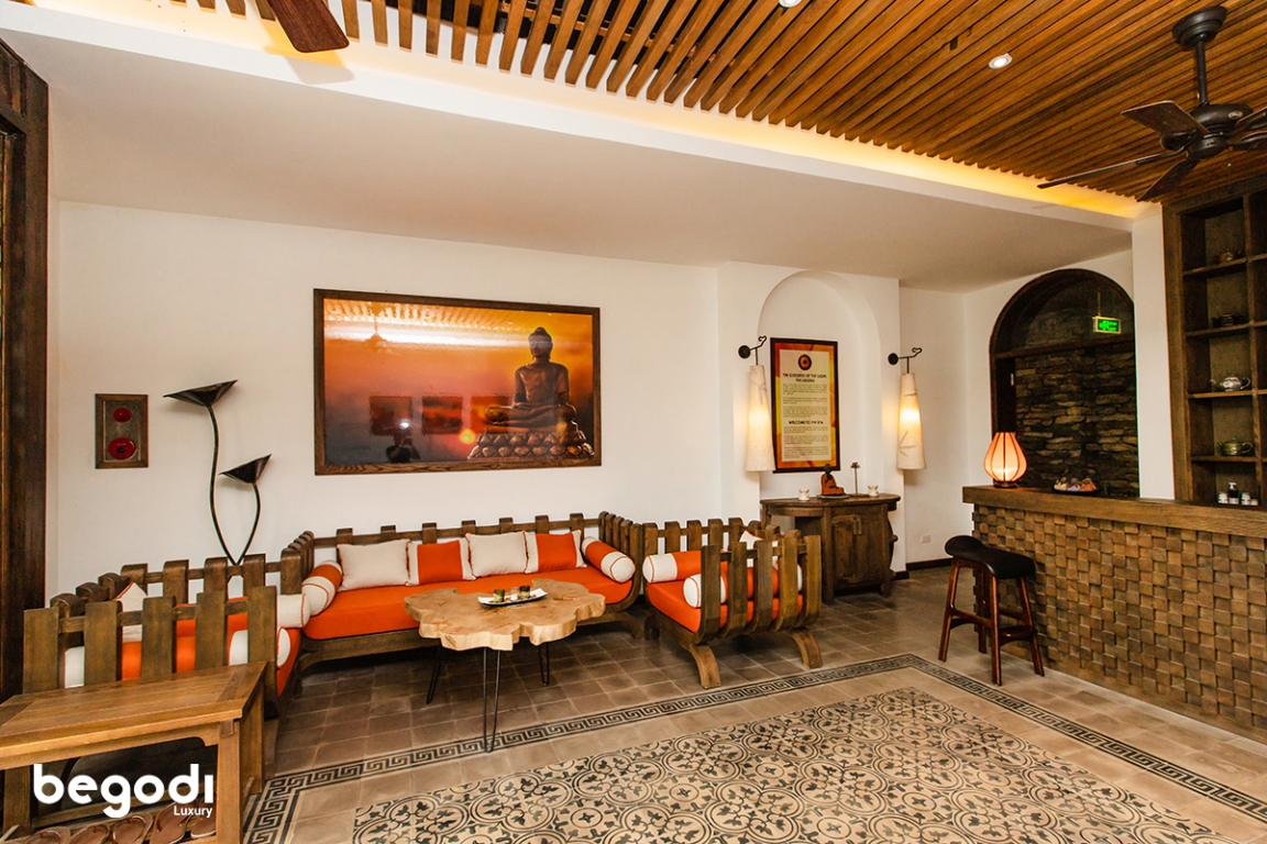 Bạn cũng có thể thử đến nhà hàng Senses và Tonkin được thiết kế kỳ công với kiến trúc truyền thống nhà gỗ Việt mang lại cảm giác ấm cúng khi thưởng thức những món ăn tươi ngon đặc trưng của vùng núi Ba Vì. Nguyên liệu tươi ngon và sạch sẽ mang đến những trải nghiệm ẩm thực mới mẻ. 