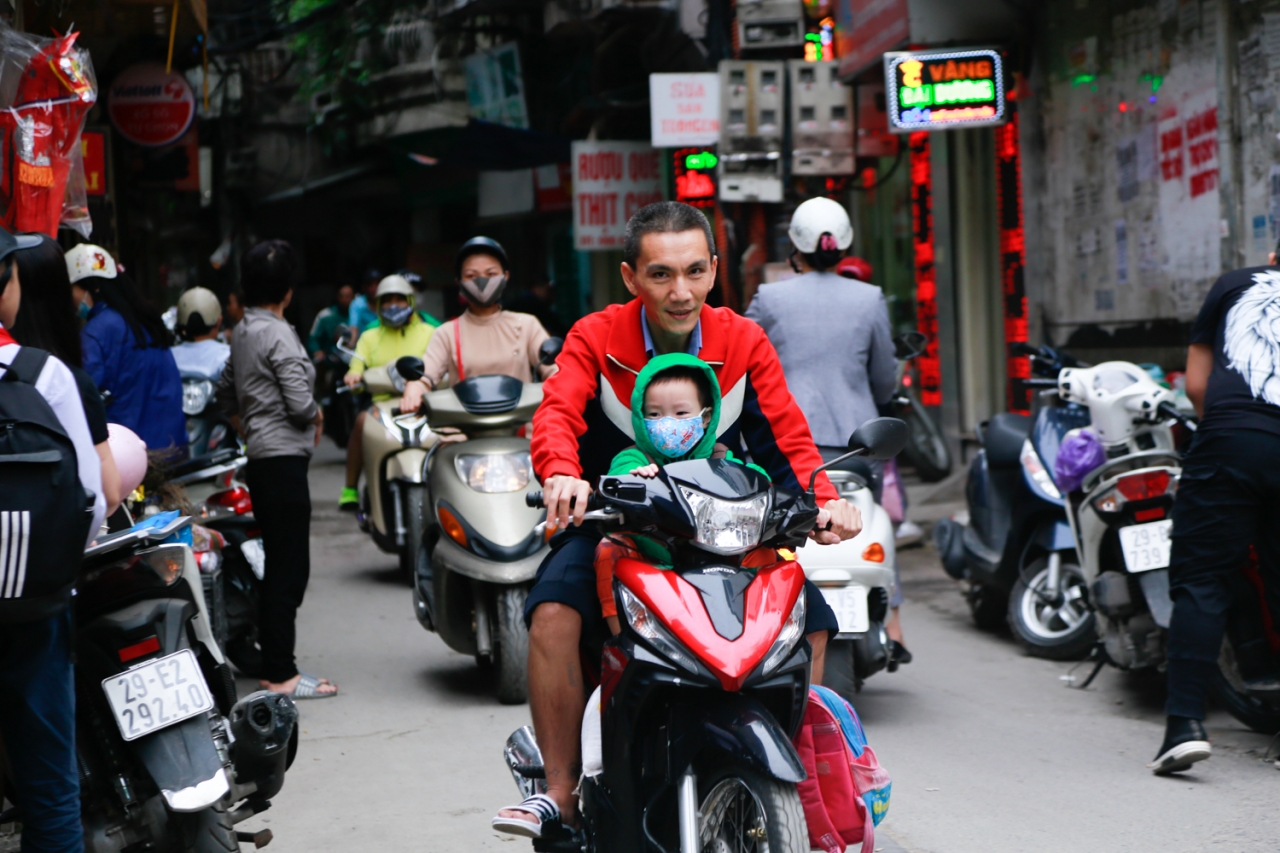 Trên phố những người Hà Nội đã phải mặc áo rét để chống lại cái lạnh ngay trong những ngày lạnh đột ngột giữa mùa hè.