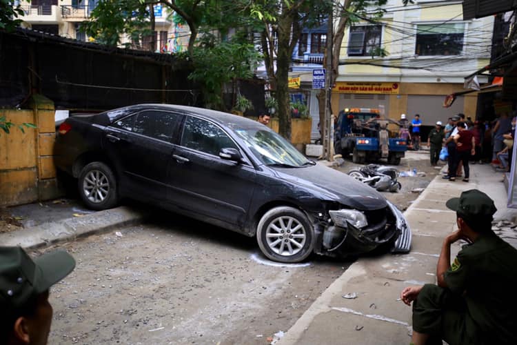 Hiện trường vụ tai nạn giao thông nữ tài xế Camry lùi xe gây chết người ở Hà Nội.