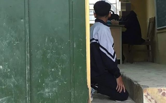 Hình ảnh nam sinh bị cô giáo bắt quỳ trước bục giảng