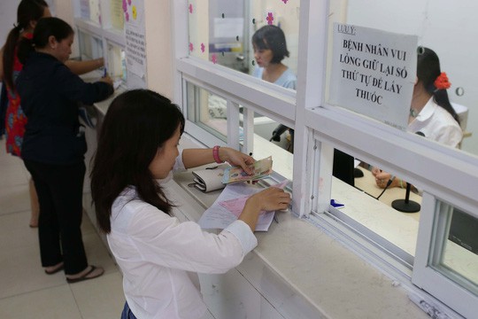 Việc thanh toán phí khám chữa bệnh bằng tiền mặt vẫn chiếm tỉ lệ áp đảo ở tất cả bệnh viện trên địa bàn TP HCM. Ảnh: Hoàng Triều