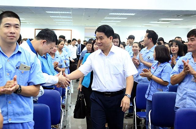 Ông Nguyễn Đức Chung - Chủ  tịch UBND TP Hà Nội tiếp xúc với các công nhân. (Ảnh: Dân Trí).