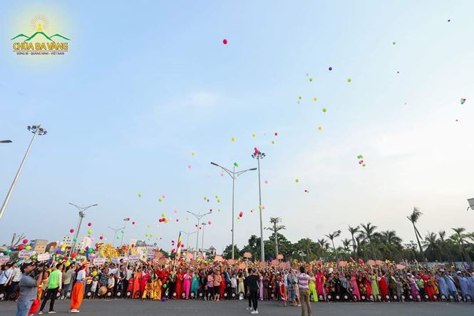 Đoàn diễu hành tập trung tại Quảng trường thành phố Uông Bí thả bóng bay trước sự chứng kiến của hàng nghìn người.