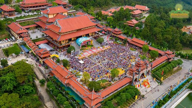 Hàng vạn người ùn ùn đổ về chùa Ba Vàng dự lễ chào mừng Đại lễ Vesak 2019.