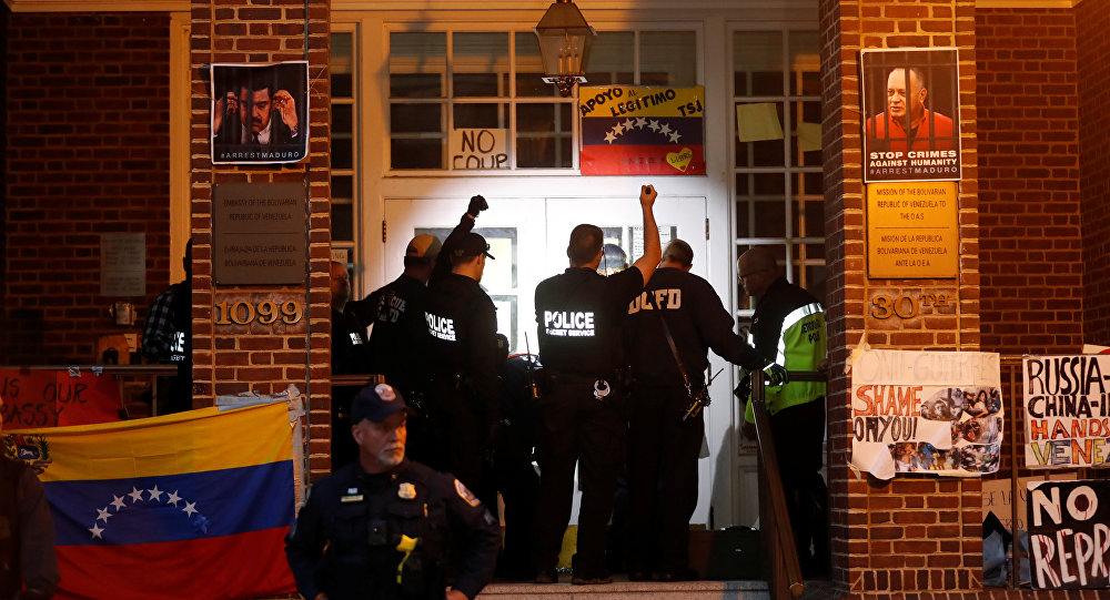 Cảnh sát Mỹ vào tòa nhà Đại sứ quán Venezuela để đuổi các nhà hoạt động Mỹ ủng hộ Tổng thống Maduro hôm 13/5.