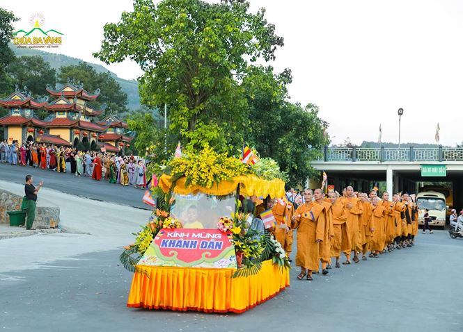 Ông Nguyễn Mạnh Hà, Chủ tịch UBND thành phố Uông Bí, cho biết chương trình có phần diễu hành xe hoa chào mừng Đại lễ Phật đản của chùa Ba Vàng có xin phép chính quyền địa phương.