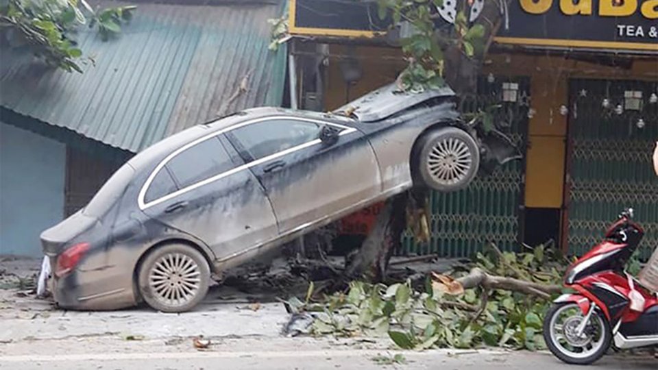 Hiện trường chiếc xe ô tô Mercedes 'trèo cây' sau tai nạn.