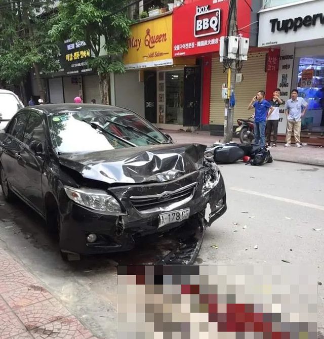 Chiếc xe ô tô hư hỏng nặng sau tai nạn liên hoàn.