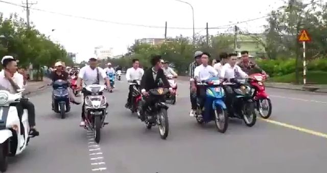 Hình ảnh nhóm thanh niên đi xe máy đầu trần 