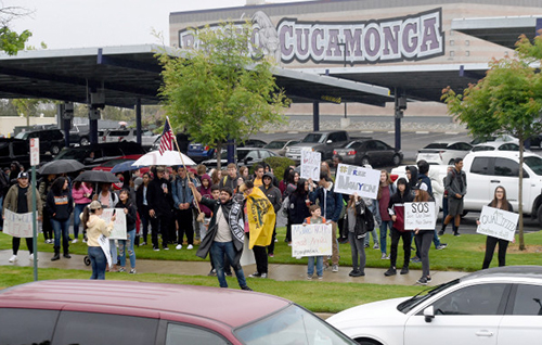 Phụ huynh và học sinh hôm 10/5 biểu tình phản đối việc đình chỉ thầy giáo Joseph Nguyen bên ngoài trường trung học Rancho Cucamonga hôm 10/5. Ảnh: SCNG