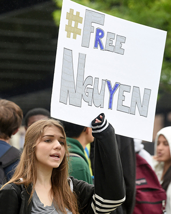 Một nữ sinh cầm biểu ngữ viết Trả tự do cho thầy Nguyen hôm 10/5. Ảnh: SCNG