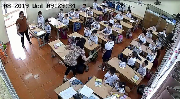 Hình ảnh cô giáo đánh học sinh tiểu học xảy ra tại Trường tiểu học Quán Toan (Hồng Bàng - Hải Phòng).