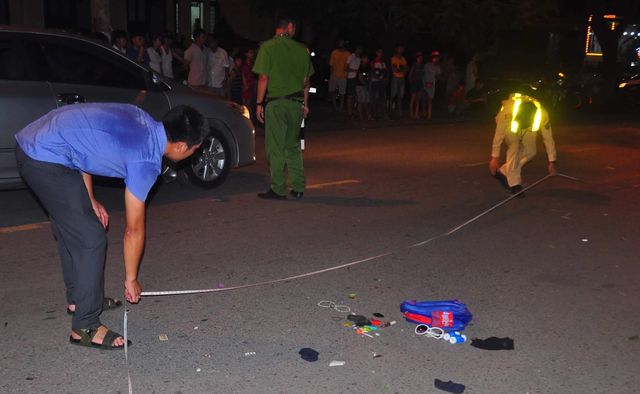 Tin tai nạn giao thông ngày 17/5: Hiện trường vụ tài xế có hơi men tông học sinh lớp 3 tử vong ở Quảng Trị.
