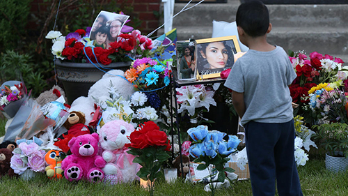 Góc tưởng niệm nạn nhân Ochoa-Lopez bên ngoài ngôi nhà mà cô bị sát hại ở thành phố Chicago. Ảnh: Chicago Tribune