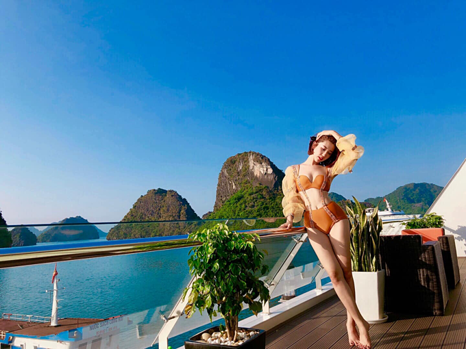 Diễn viên Thúy Ngân khoe dáng với bikini khi du lịch Hạ Long.