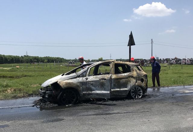 Hình ảnh chiếc xe bị cháy rụi trên đường. (Ảnh: Dân Trí).