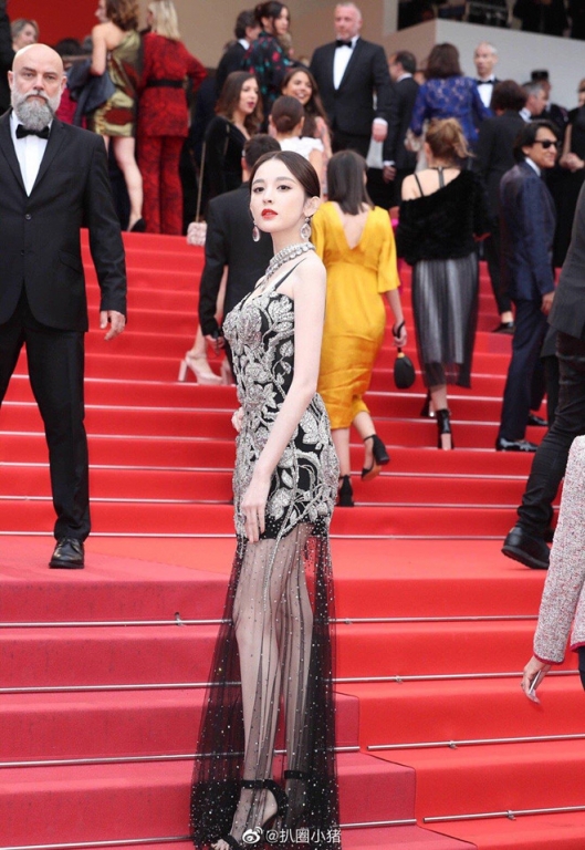 Cổ Lực Na Trát là một trong số ít nữ diễn viên Trung Quốc được đánh giá cao về sắc vóc và cách lựa chọn trang phục khi xuất hiện tại Cannes năm nay.