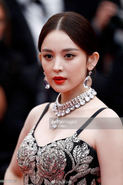 Trước đó, Ngọc Trinh xuất hiện tại thảm đỏ Cannes 2019 và bị truyền thông quốc tế nhầm là Cổ Lực Na Trát.