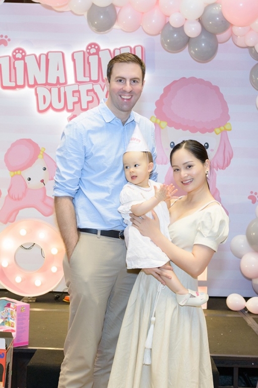 Lan Phương và chồng Tây tổ chức sinh nhật tròn 1 tuổi cho con gái. 