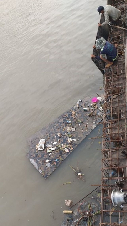 Người dân vô tư xả rác xuống sông gây ô nhiễm môi trường, thậm chí có người còn vứt thức ăn vặt xuống sông cho đàn thiên nga ăn.