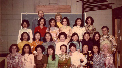 Nữ diễn viên, nhà nhân đạo Tippi Hedren (áo dài vàng, đứng giữa hàng cao nhất) và 20 phụ nữ Việt được cấp chứng nhận thợ làm móng người Việt đầu tiên tại Mỹ.