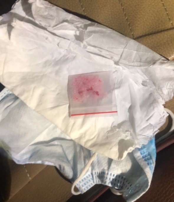 Gói ma túy bọc kín trong khẩu trang y tế cất dưới đáy cốp đựng đồ bị phát hiện.