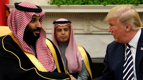 Tổng thống Mỹ Donald Trump bắt tay Thái tử Ả Rập Xê út Mohammed bin Salman (trái) tại Nhà Trắng vào năm 2018.
