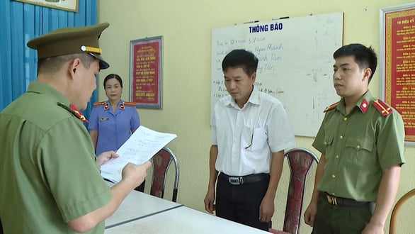 Công an đọc lệnh khởi tố ông Trần Xuân Yến - Phó Giám đốc Sở GD&ĐT tỉnh Sơn La.