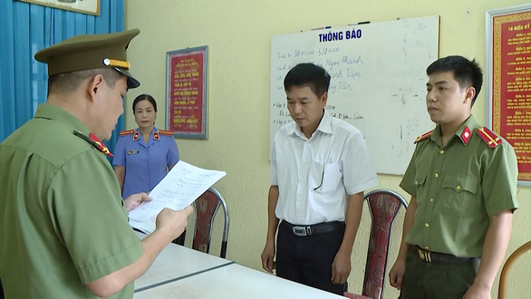 Công an đọc quyết định khởi tố bị can Trần Xuân Yến - Phó Giám đốc Sở GD&ĐT Sơn La.