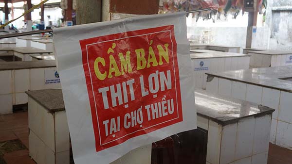 Tấm biển cấm bán thịt lợn được chính quyền cho treo trong chợ Thiều. Ảnh: Lê Hoàng.
