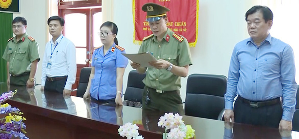 Ông Hoàng Tiến Đức - Giám đốc Sở GD&ĐT Sơn La (bìa phải) thay đổi lời khai về việc cung cấp thông tin 8 thí sinh cho cấp dưới. (Ảnh: Tuổi trẻ).