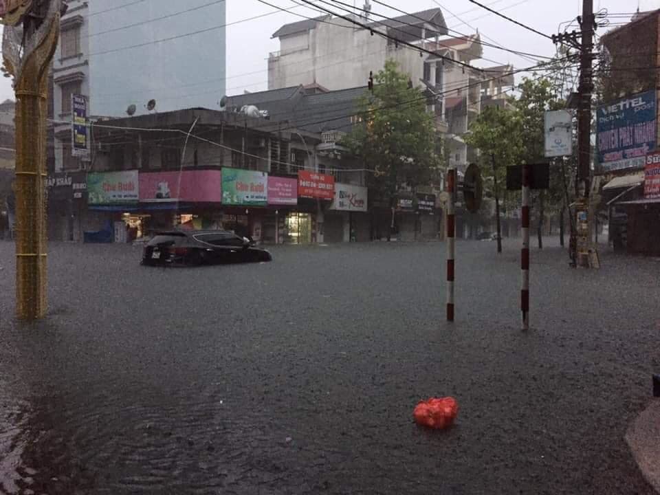 Nhiều tuyến phố ở TP Móng Cái bị chìm trong nước.
