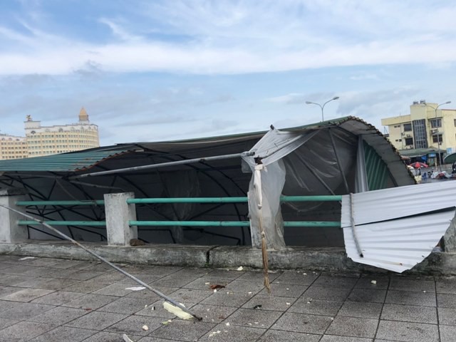 Mái tôn sân chợ Trung tâm Móng Cái cũng bị đổ sập. (Ảnh: Báo Quảng Ninh).