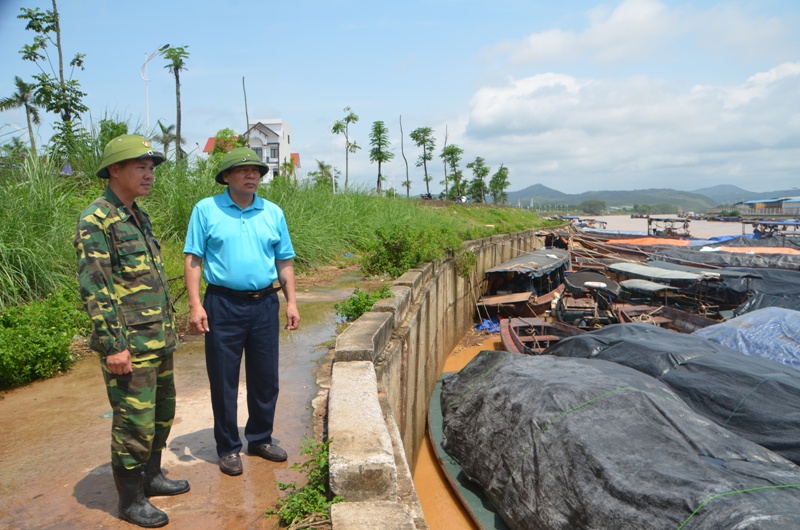 Chủ tịch UBND TP Móng Cái kiểm tra công tác khắc phục hậu quả do mưa lũ gây ra.