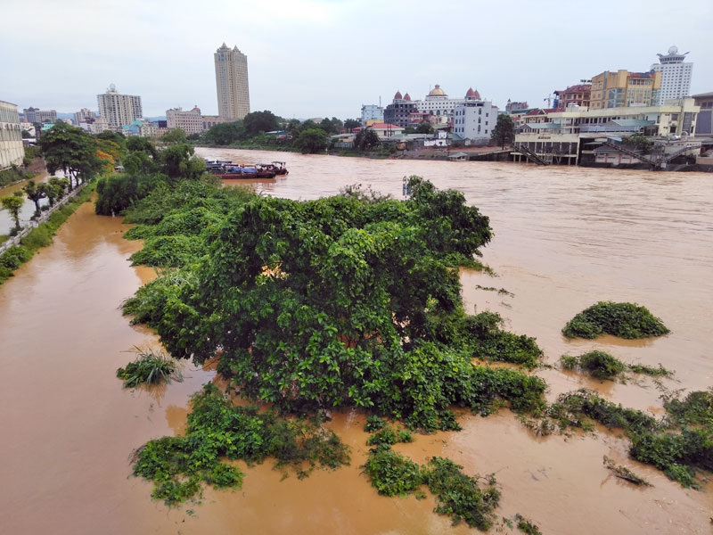 Mưa lũ khiến nước sông Ka Long dâng cao, nhiều tuyến phố tại TP Móng Cái (Quảng Ninh) bị chìm trong biển nước. (Ảnh: báo Quảng Ninh).