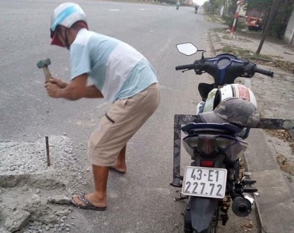 Hình ảnh anh thợ dùng búa và xì rô để xử lý mảng bê tông lên khỏi mặt đường vào chiều 24/5, được chia sẻ trên mạng xã hội.