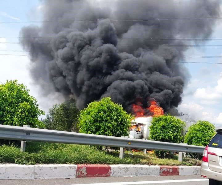 Hình ảnh chiếc Container bốc cháy trên cao tốc.