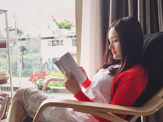 Diễn viên Lan Phương thảnh thơi ngồi đọc sách trong ngày được nghỉ ngơi hiếm hoi. 