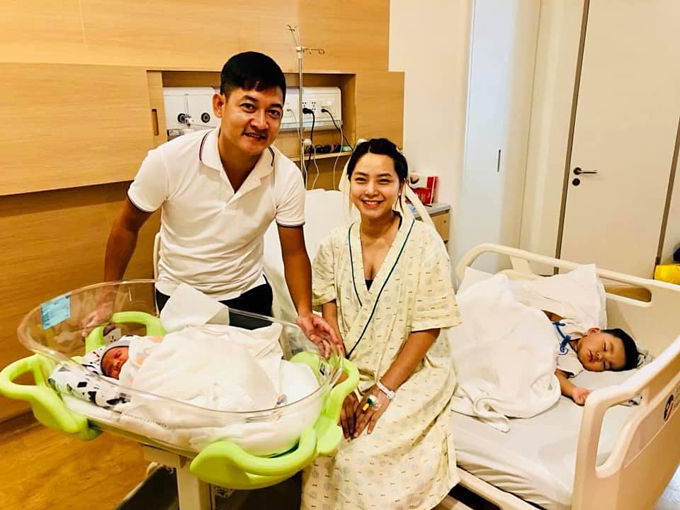 Hải Băng chụp ảnh cùng ông xã Thành Đạt và hai con trong bệnh viện. Cô thấy mình là người phụ nữ quá may mắn khi vượt cạn thành công lần ba dù trước đó luôn bị bác sĩ cảnh báo về khả năng rủi ro cao khi mang bầu.