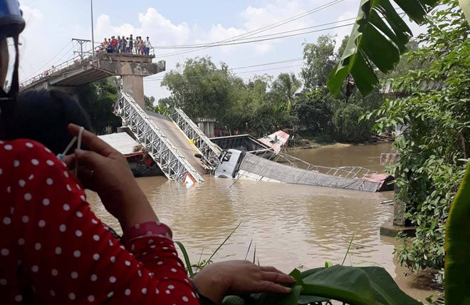 Hiện trường vụ sập cầu BOT ở xã Tân Nghĩa (huyện Cao Lãnh, tỉnh Đồng Tháp). (Ảnh: FB).