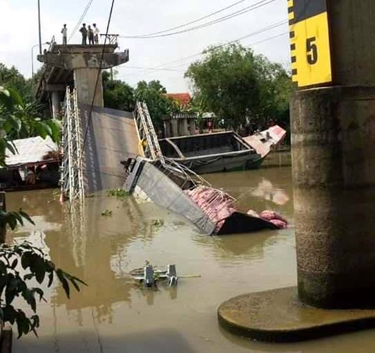 Vụ sập cầu Tân Nghĩa (huyện Cao Lãnh, tỉnh Đồng Tháp) được dư luận chú ý.