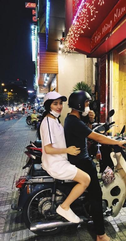 Hòa Minzy được bạn trai doanh nhân chở đi chơi bằng xe máy. Doanh nhân Minh Hải viết: 