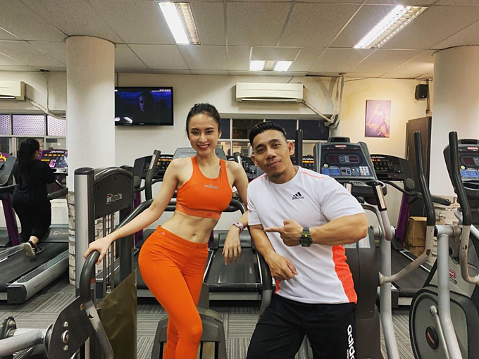 Angela Phương Trinh khoe ảnh cùng lực sĩ Phạm Văn Mách và tích cực tập gym để giữ eo thon dáng đẹp.