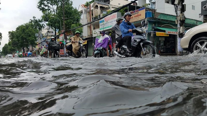 Nhiều tuyến đường ở quận Gò Vấp như Lê Văn Thọ, Phạm Văn Chiêu, Phan Huy Ích... cũng rơi vào tình trạng ngập sâu khiến giao thông đi lại khó khăn.
