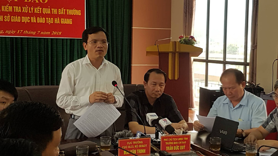 Ông Trần Đức Quý - Phó Chủ tịch UBND tỉnh Hà Giang (bìa phải) tại cuộc họp báo về gian lận thi cử ở Hà Giang năm 2018.