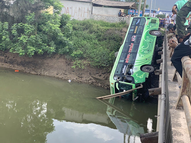 Hiện trường vụ chiếc xe khách lao sông ở Thanh Hóa khiến 1 người chết và nhiều người bị thương.
