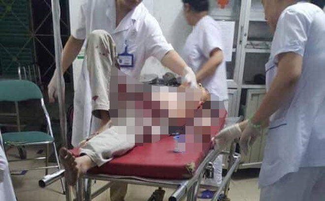 Hình ảnh nạn nhân được đưa đi cấp cứu tại bệnh viện trong tình trạng nguy kịch