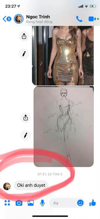 Đỗ Long công khai đoạn tin nhắn với Ngọc Trinh bàn về việc thiết kế trang phục. NTK đã lấy cảm hứng từ bộ váy ánh kim của Gigi Hadid và biến tấu thêm kiểu bikini liền thân cùng vải kim tuyến. 