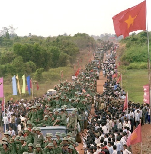 Người dân Campuchia cảm ơn bộ đội Việt Nam khi đoàn quân khởi hành về nước.