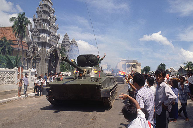Người dân Campuchia chào các chiến sĩ xe tăng Việt Nam đang rút về nước năm 1989.